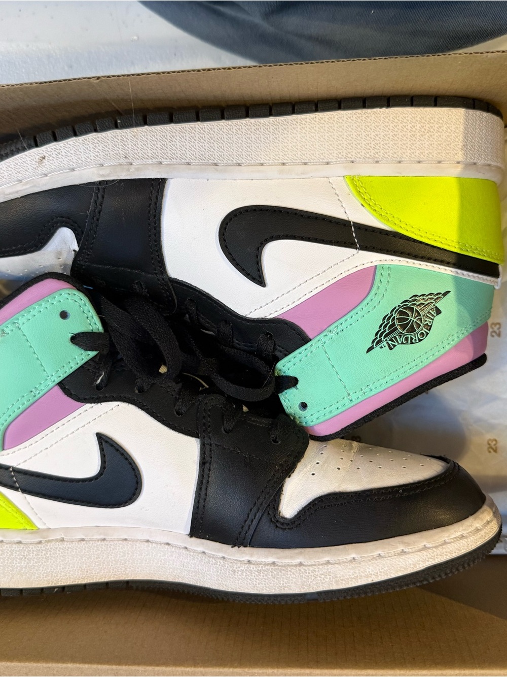 Jordan Mid 1 - Pastel